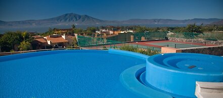 Enjoy Your Stay at a Luxury 3 Bedroom Condo With Stunning Lake Views