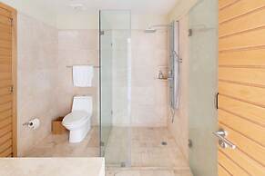 Enjoy Your Stay at a Luxury 3 Bedroom Condo With Stunning Lake Views