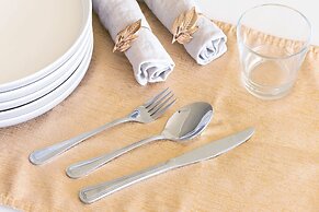 Enjoy Your Stay at a Luxury 3 Bedroom Condo With Stunning Lake Views