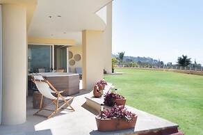 Enjoy Your Stay at a Luxury 3 Bedroom Condo With Stunning Lake Views