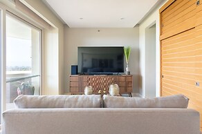 Enjoy Your Stay at a Luxury 3 Bedroom Condo With Stunning Lake Views