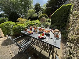 Beautiful 7 bedroom house hottub wifi