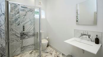 Beautiful 7 bedroom house hottub wifi