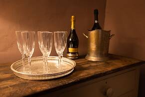 Beautiful 7 bedroom house hottub wifi