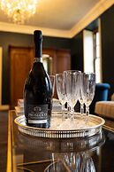 Beautiful 7 bedroom house hottub wifi