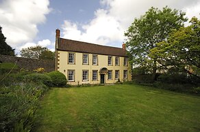 Beautiful 7 bedroom house hottub wifi