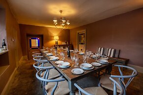 Beautiful 7 bedroom house hottub wifi