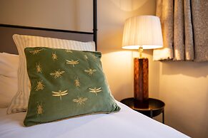 Beautiful 7 bedroom house hottub wifi