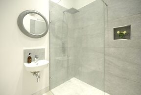 Beautiful 7 bedroom house hottub wifi