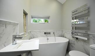 Beautiful 7 bedroom house hottub wifi