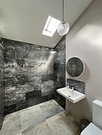 Beautiful 7 bedroom house hottub wifi