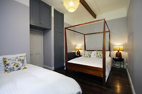 Beautiful 7 bedroom house hottub wifi