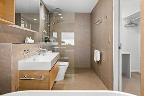 RISE 3 Bedroom Deluxe Ocean Side Apt