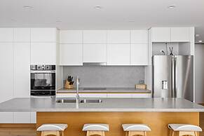 RISE 3 Bedroom Deluxe Ocean Side Apt