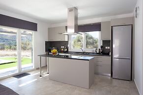 3-bed Villa in Palaioloutra With Private Pool