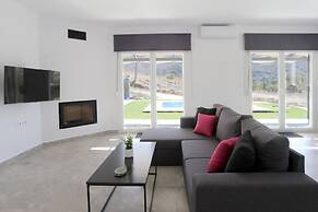 3-bed Villa in Palaioloutra With Private Pool