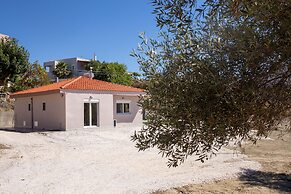 3-bed Villa in Palaioloutra With Private Pool