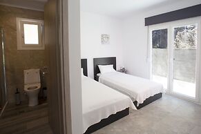 3-bed Villa in Palaioloutra With Private Pool