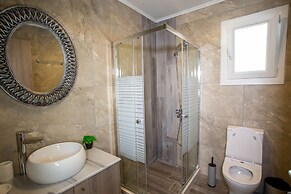 3-bed Villa in Palaioloutra With Private Pool