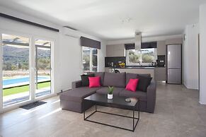 3-bed Villa in Palaioloutra With Private Pool