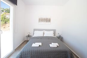 3-bed Villa in Palaioloutra With Private Pool