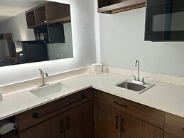 HomeTowne Studios by Red Roof Georgetown, KY