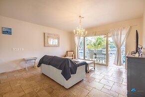 Beautiful condo with sea view