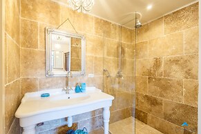 Beautiful condo with sea view