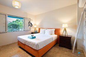 Beautiful condo with sea view