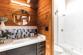Port Hadlock Luxury Cabin Retreat Awaits You! 5 Bedroom Cabin by Redaw