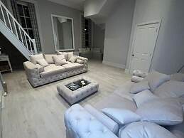 Luxury 3 Bedroom Penthouse w Massive Roof Terrace