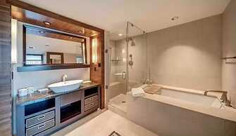 Luxury Condo Wellness Spa Resort By LMC