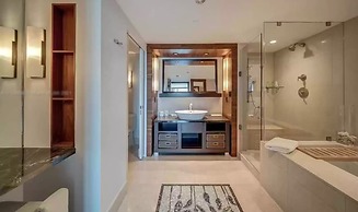 Luxury Condo Wellness Spa Resort By LMC