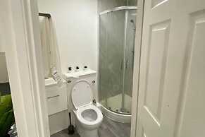 Impeccable Studio Apartment in West London