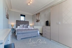 Stunning Residence set on Cliffside in Scarborough