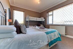 Stunning Residence set on Cliffside in Scarborough