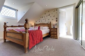 Stunning Residence set on Cliffside in Scarborough