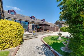 Stunning Residence set on Cliffside in Scarborough