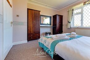 Stunning Residence set on Cliffside in Scarborough