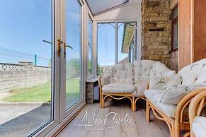 Stunning Residence set on Cliffside in Scarborough