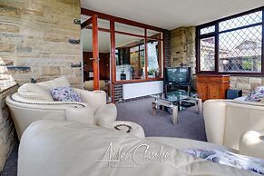 Stunning Residence set on Cliffside in Scarborough