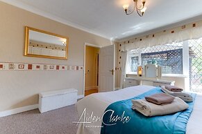 Stunning Residence set on Cliffside in Scarborough