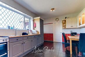 Stunning Residence set on Cliffside in Scarborough