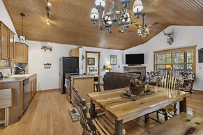 Grey Moose Lodge w/ Amenities Access!