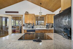 Grey Moose Lodge w/ Amenities Access!