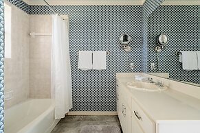 Island Paradise A Waterfront Oasis With Pool