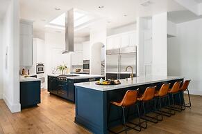 Villa Verbena by Avantstay Expansive Estate w/ B-ball Court, Pool/spa 