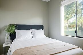 Villa Verbena by Avantstay Expansive Estate w/ B-ball Court, Pool/spa 