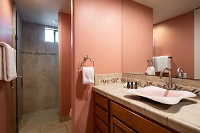 Villa Verbena by Avantstay Expansive Estate w/ B-ball Court, Pool/spa 