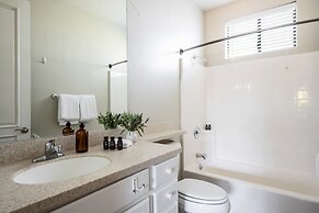 Villa Verbena by Avantstay Expansive Estate w/ B-ball Court, Pool/spa 